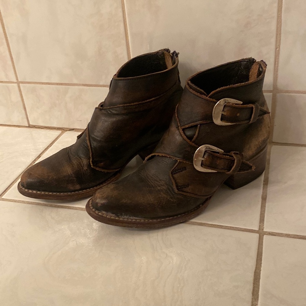FREEBIRD, SAGA, Size 6 - Like NEW